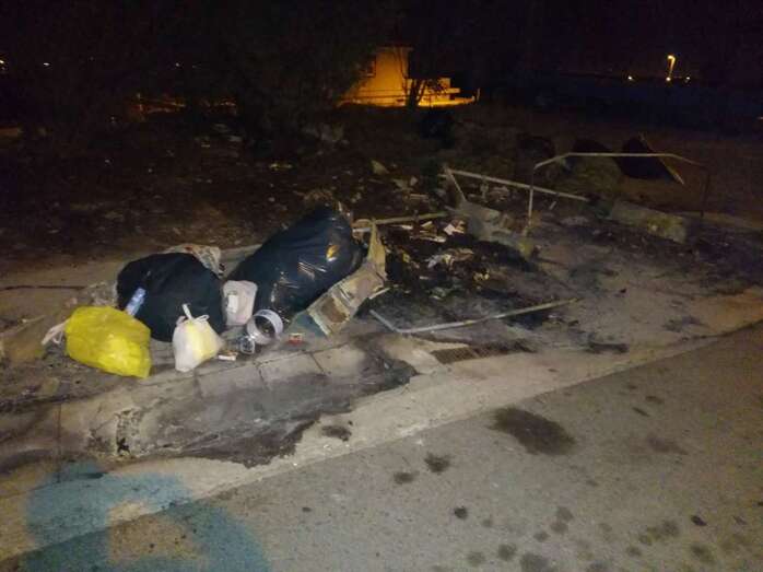 Imagen de archivo de contenedores quemados en Lomo Guinea (Foto TA)